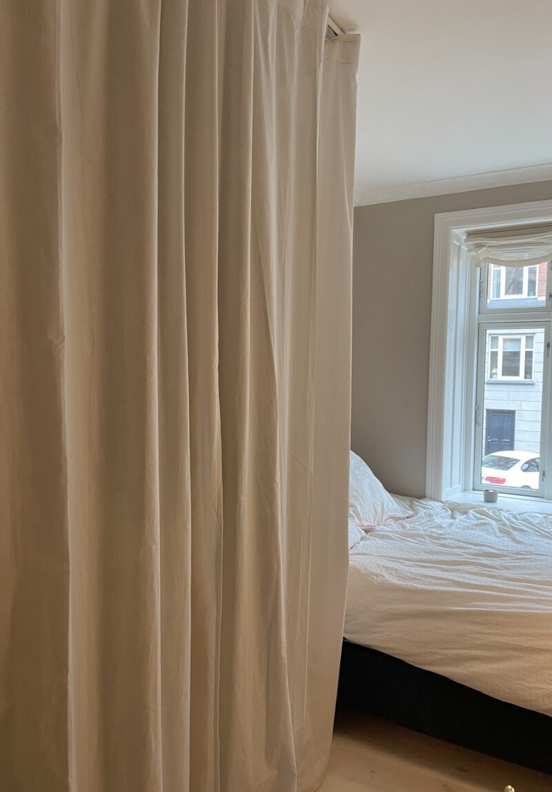 Efterbillede soveværelse med gardin i lyse farver