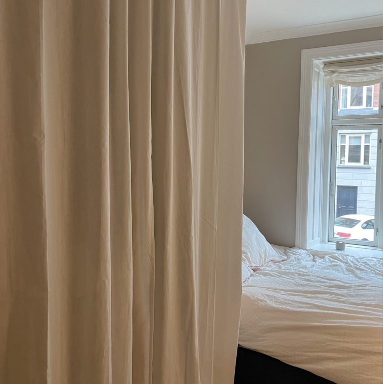 Efterbillede soveværelse med gardin i lyse farver