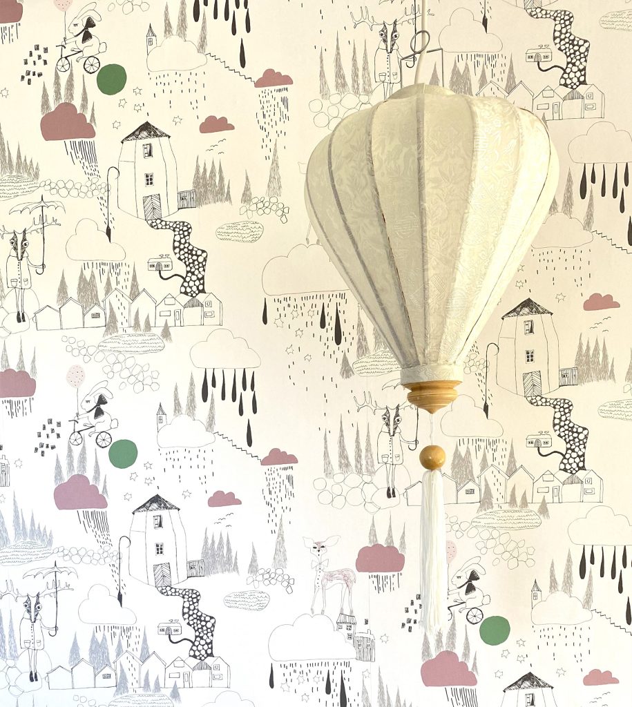 Efterbillede børneværelse tapet med hængelampe