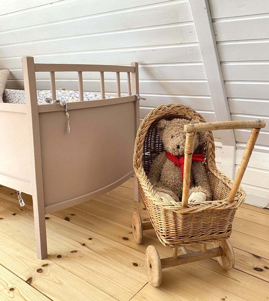 Efterbillede af børneværelse detalje med genbrug af seng og legetøj