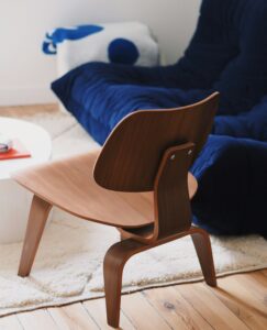 Boligstyling med design stol og mørkeblå slængesofa