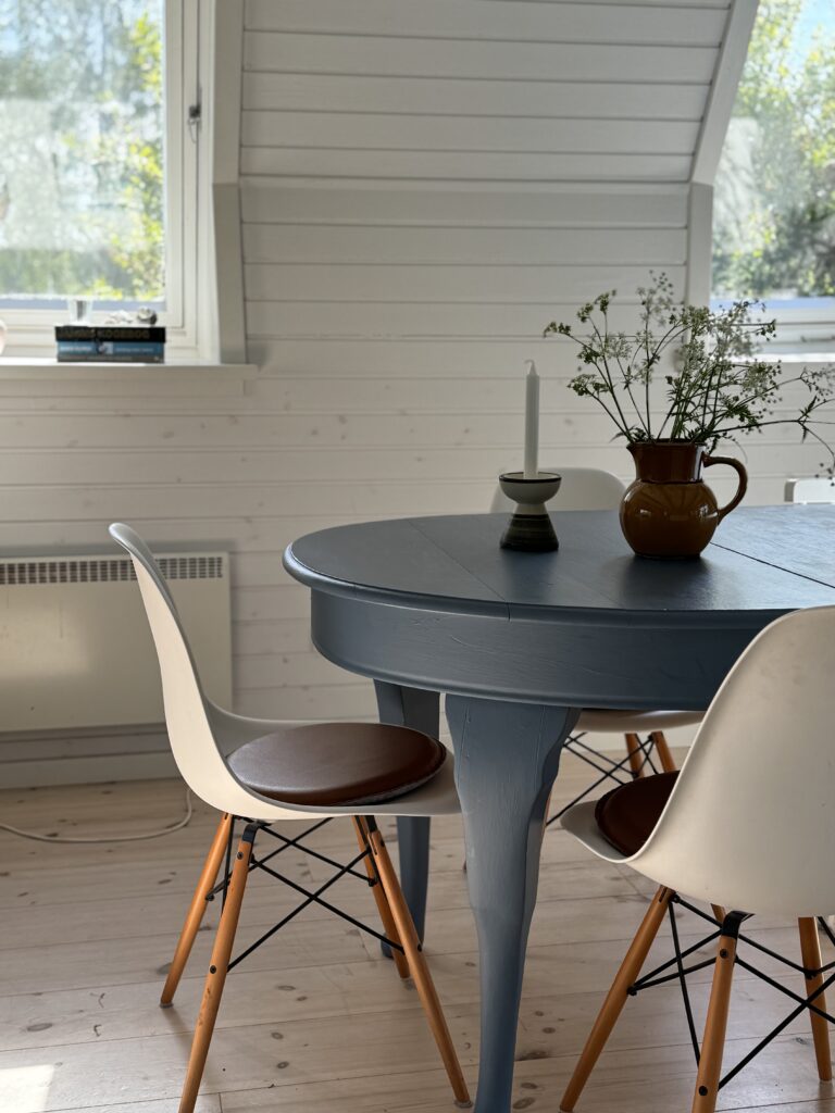 Indretningskonsulent - indrettet spisestue i sommerhus med blåmalet bord og Eames stole