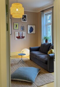 Belysning indendørs skaber hygge i stue med sofa