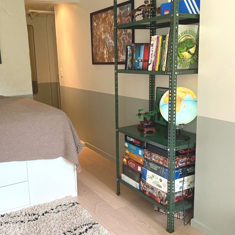 Indretning inspiration tweenager værelse med forhøjet seng stålreol og gulvtæppe