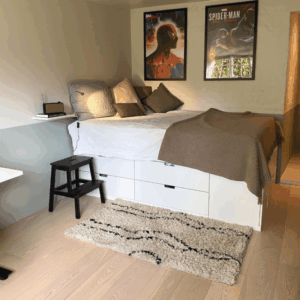 Tweenager værelse med seng på kommoder