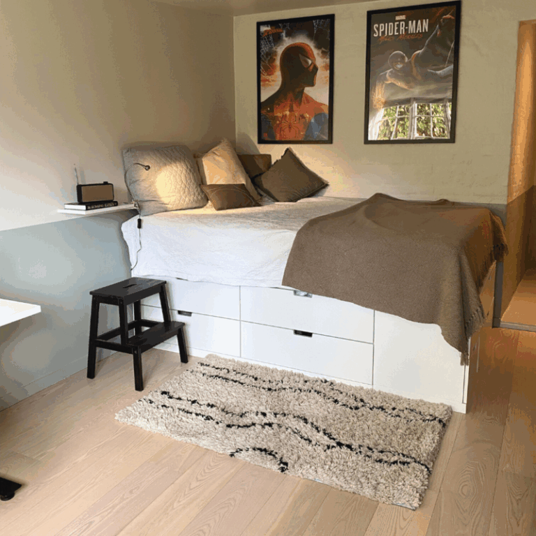 Tweenager værelse med seng på kommoder