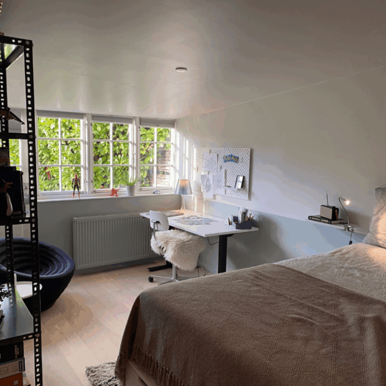 Tweenager værelse med skrivebord stålreol og høj seng