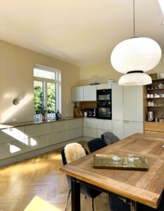 Renoveret-køkken-i-rolige-nuancer