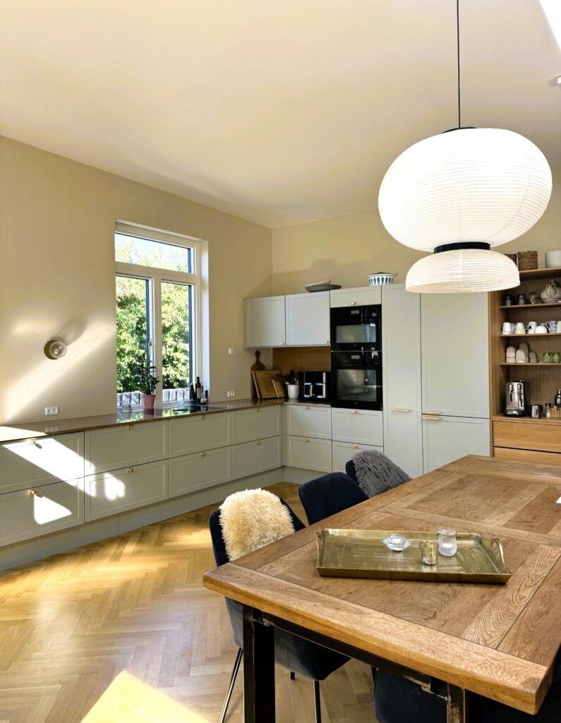 Renoveret-køkken-i-rolige-nuancer