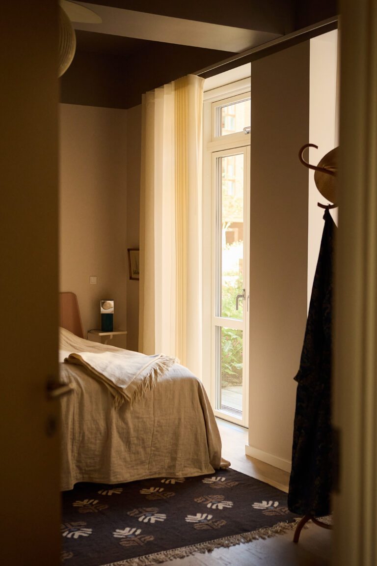 indkig til soveværelse i rolige nuancer